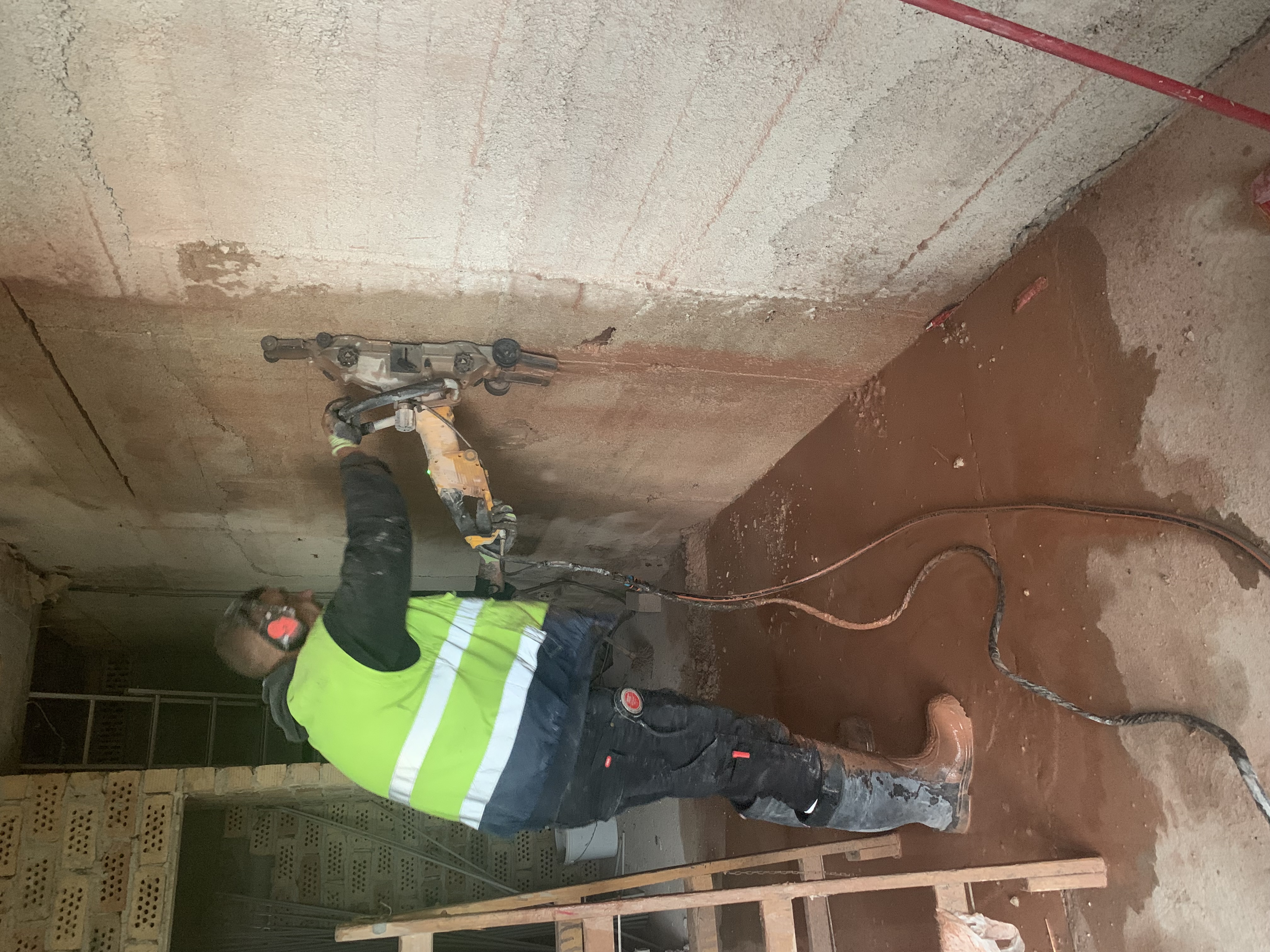 Betonvágás sínvezetéses falvágó géppel